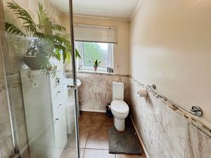 Shower room- click for photo gallery